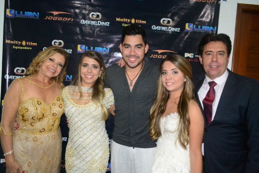 Na foto, by Wagner Santana (para o maceio40graus e revista evidência cosmopolita), a aniversariante Érica ladeada pela mommy chic, Márcia Marques, a sister, Jéssica Marques, o paizão, todo orgulhoso e feliz, Manoel Marques e a celebridade do momento, o cantor Gabriel Diniz.