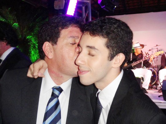 Orgulhoso, Amando Laranjeira parabeniza, e, com muito carinho, beija o seu filho, Pedro Laranjeira, pela aprovação na OAB.