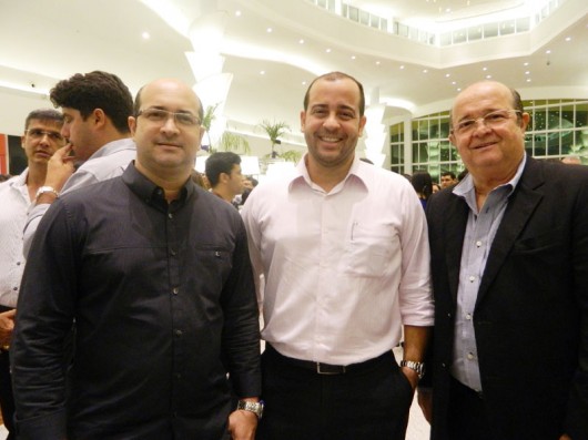 O diretor presidente do Grupo Primeira Edição Luiz Carlos Barreto festeja o seu aniversário, na sexta-feira (22). Para celebrar a data, amigos e a família se reúnem em jantar prevê, em sua mansão no Condomínio Laguna. Na foto, os filhos, Miguel, Bruno e o aniversariante Luiz Barreto, em recente encontro empresarial.