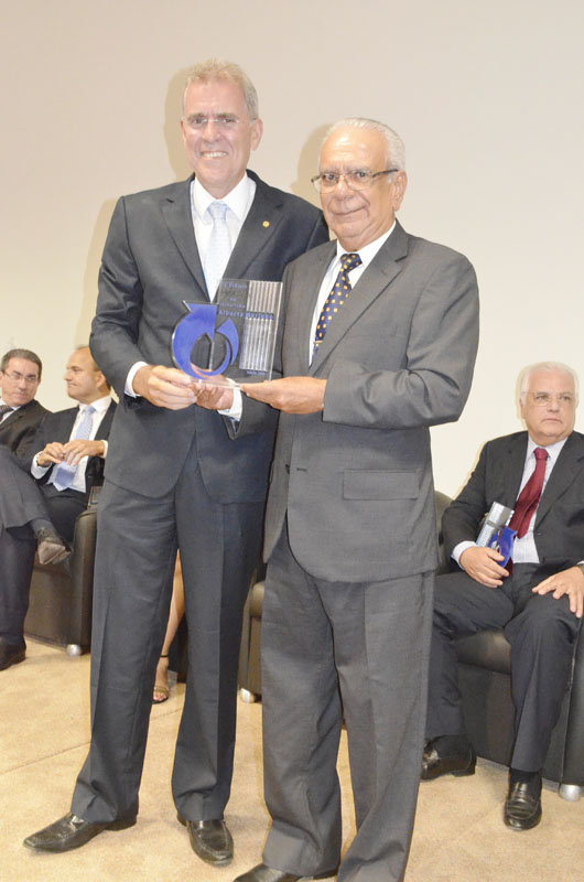 O empresário Otávio Vieira, presidente do Sincor /AL faz a entrega do troféu ao decano de seguros em Alagoas, Alberto Marinho, no Hotel Jatiúca.