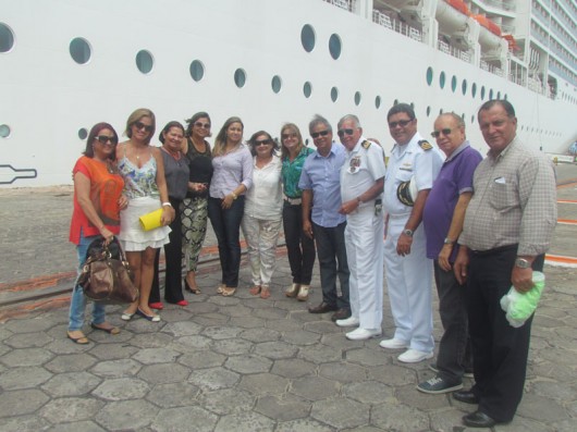 Grupo de amigos é recebido pelo vice almirante, Marcos Montenegro, do MSC Orquestra