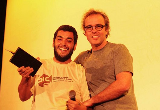 Nivaldo Vasconcelos, diretor de Mwany, recebendo o prêmio das mãos de Beto Brant Nivaldo Vasconcelos, diretor de Mwany, recebendo o prêmio das mãos de Beto Brant