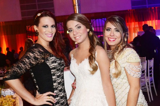 As belas: outra jornalista top da city, Isabelle Accioly, fez a cobertura da festa do ano. Na foto, Isabelle, Érica e sua irmã, Jéssica As belas: outra jornalista top da city, Isabelle Accioly, fez a cobertura da festa do ano. Na foto, Isabelle, Érica e sua irmã, Jéssica