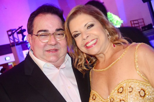 O colunista social Elenilson Gomes ao lado da anfitriã e amiga Márcia Marques. O colunista social Elenilson Gomes ao lado da anfitriã e amiga Márcia Marques.