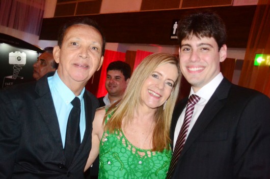 O casal Gilvan Severiano Leite e Marlene Leite com o filho Jordão foram presenças marcantes na festa inesquecível de 15 anos de Érica