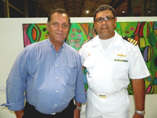 O presidente da Sociedade Amigos da Marinha, Eduardo Auto Guimarães e o comandante da Capitania dos Portos de Alagoas, o capitão-de-fragata Levi Alves, na abertura do “XXIX Salão de Artes da Marinha”, no Centro de Convenções de Alagoas, na terça (3).