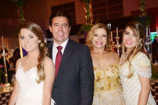 A alegria da família Marques: a aniversariante Érica, os seus pais, Manoel e Márcia Marques e sua irmã, Jéssica.