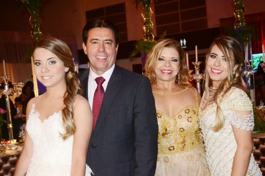 Erica-manuel Marques-marcia marques e jessica AADSC_0328 A alegria da família Marques: a aniversariante Érica, os seus pais, Manoel e Márcia Marques e sua irmã, Jéssica.
