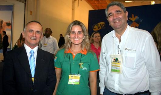 No stand de Foz do Iguaçu PR, da secretaria de turismo, o secretário Jaime  Nascimento, a gerente Ana Bieseck e da Itaipu Turismo Guilherme Tell recebendo convidados