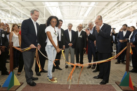 Natura inaugura complexo industrial sustentável na Amazônia Adriana Gomes Lima da Comunidade Cotijuba corta a fita