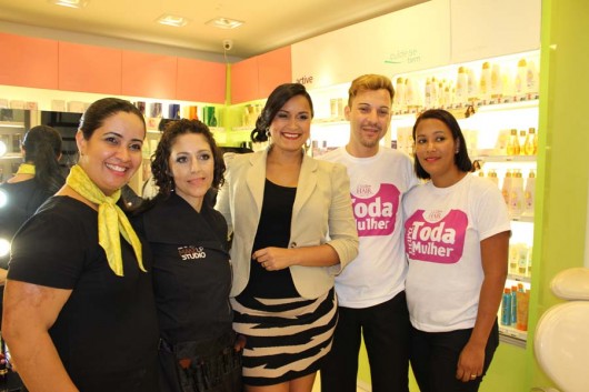 24 horas de Beleza de O Boticário em Alagoas Jornalista Elaine Rafaella com a equipe de O Boticária Maceió, no evento 24 Horas de Beleza