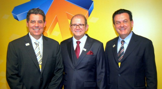 Na abertura da Feira, os responsáveis pelo sucesso CVC, Guilherme Paulus, presidente do Conselho da CVC é emoldurado pelo presidente Luiz Eduardo Falco e o Vp  Valter Patriani 