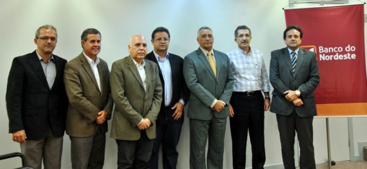 Geoberto Espírito Santo, presidente da Algás ladeado pela diretoria executiva, representante do BNB e o ex-secretário Luiz Otavio Gomes