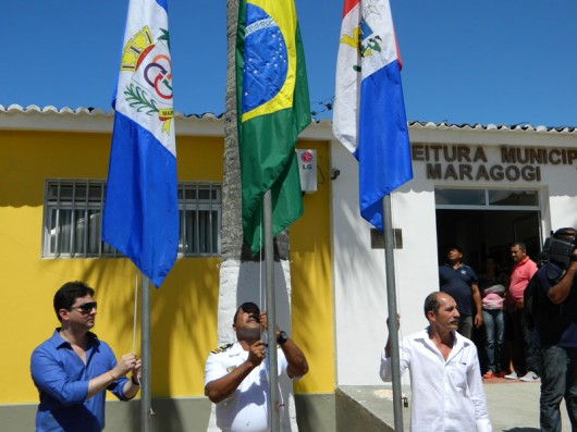 Hasteamento das bandeiras, na frente da prefeitura