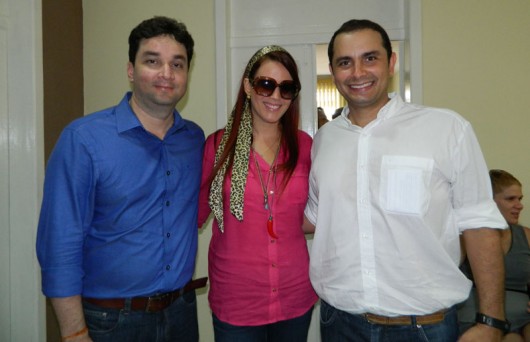 No gabinete do prefeito, a jornalista Isabelle Accioly ladeada por Henrique Madeira e o empresário Fernando James Collor de Mello, que representou o seu pai, o senador Fernando Collor de Mello