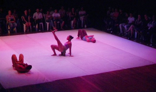 Espetáculo de dança explora as várias formas de se encontrar nesta quarta (16), no ‘Maior Barato’ Cia dos Pés