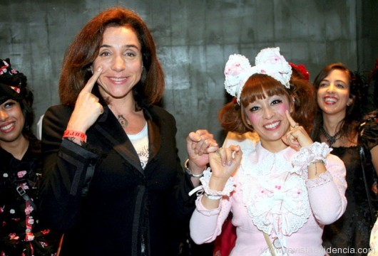 A atriz Mariza Orth se diverte com a Lolita (embaixadora do Japão no Brasil), Akemi Matsuda