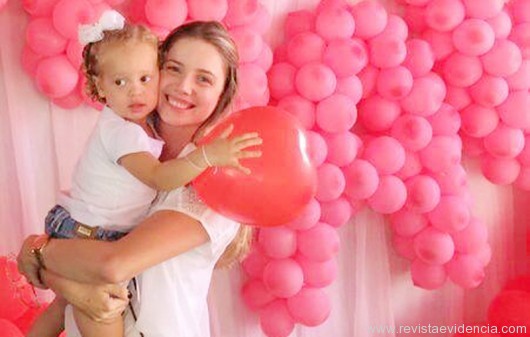 A bela Daniella Góes e sua filha, a pequena Bruna Goés