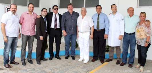 O gestor do Hospital Santa Rita de Cássia, Joel Andrada ladeado por autoridades, médicos e colaboradores, na solenidade de inauguração