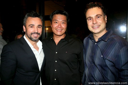Inauguração do restaurante japonês Roppongi Os proprietarios do Roppongi Tom Oliveira e Fabiano Guerra emolduram o Magico Mario Kamia