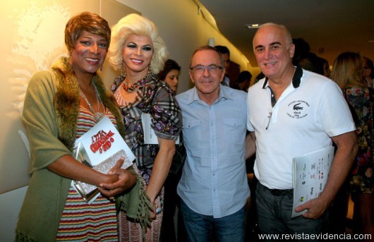 As amigas Drag Quens, Silvety Montilla e Salete Campari com Vitor da Blun e o mago dos sapatos Fernando Pires