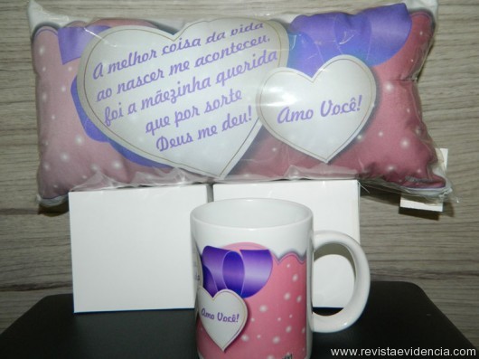 Dia das Mães é na Crocante Presentes Kit Crocante Presentes: almofada palito + caneca “Mamãe Amo Você”