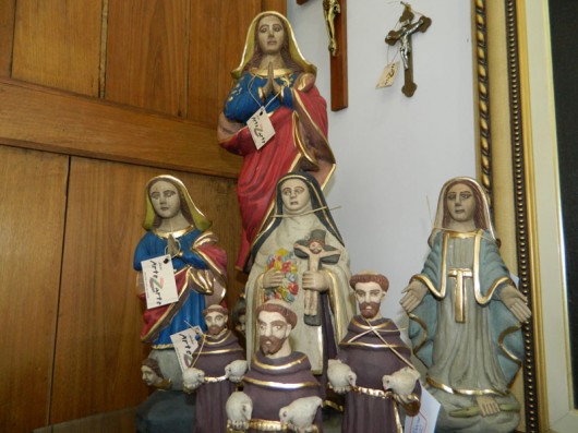 Para a mamãe religiosa e devota: várias imagens de Nossa Senhora da Conceição, São Francisco de Assis, Santa Teresinha e Nossa Senhora das Graças, esculpidas na madeira de cedro