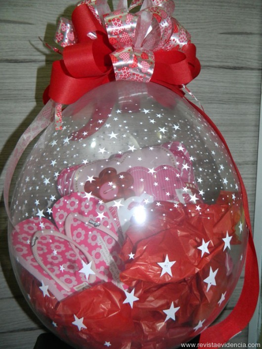 Dia das Mães é na Crocante Presentes Balão com sandália + almofada “Mãe”