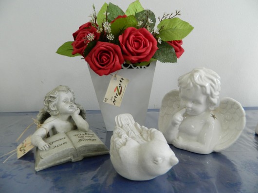 11 Dicas de PRESENTES PARA SUA MAMÃE Anjos e Pássaros de louça com cachepó com arranjo de rosas vermelhas