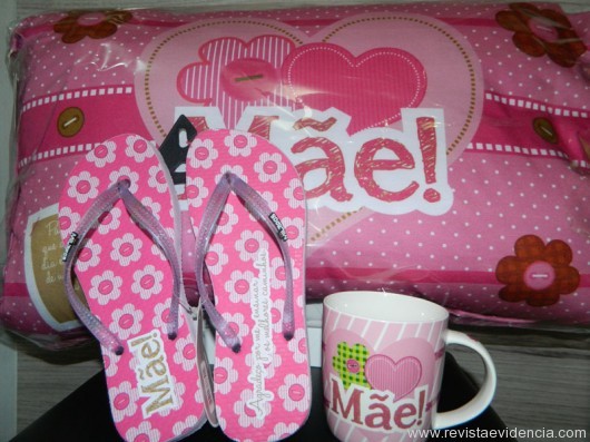 Kit Crocante Presentes: travesseiro, sandália e caneca rosa Pink “Mãe”