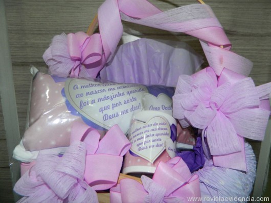 Dia das Mães é na Crocante Presentes Cesta lilás com almofada palito + caneca “Mãe, Amo Você”