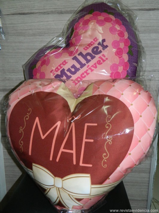 Dia das Mães é na Crocante Presentes Almofada Coração “Mãe” e Almofada Coração “Mãe Incrível”