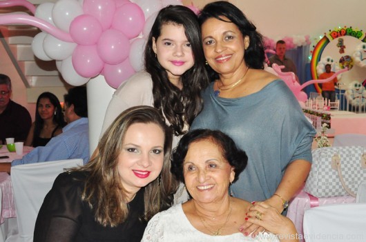 As quatro gerações: (sentadas) a bela Raquel Góes Wanderley, a bisavó Marizete Lisboa; (em pé), a competente empresária Conceição Góes com a neta, Clara Góes