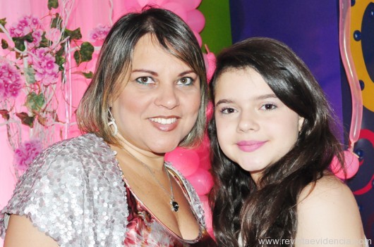 A charmosa Jaqueline Oliveira e sua filha, Clara Góes