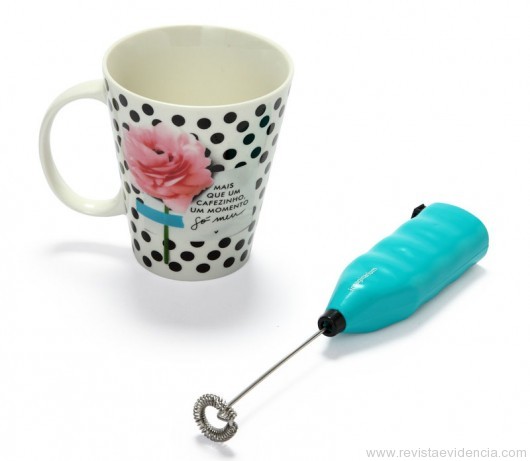 Surpreenda sua Mãe com presentes Imaginarium CANECA COM MIXER MOMENTO SÓ MEU Caneca ideal para sua mãe fazer aquela pausa no dia e ter um momento só dela! A caneca acompanha um mixer, perfeito para misturar qualquer bebida que combine com o dia dela. Ótima opção para presentear sua mamãe.