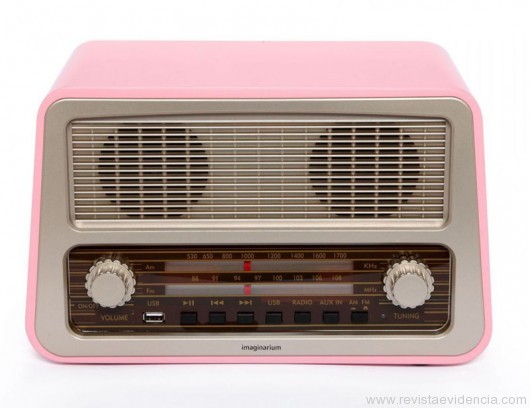 RÁDIO AMPLIFICADOR RETRÔ ROSA Para as mamãe nostálgicas de plantão, um rádio AM/FM que funciona também como amplificador com entrada USB. Vai ficar lindo na sala, no quarto ou na cozinha da mamãe que adora ouvir música.