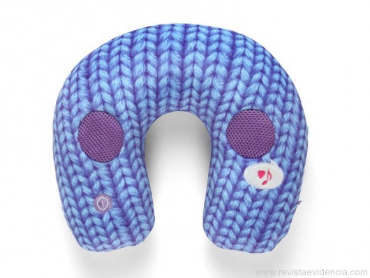 ALMOFADA MASSAGEADORA SPEAKER TRICOT A almofada que permite sua mãe descansar curtindo uma massagem e suas músicas prediletas! Com uma estampa incrível, no estilo engana olho, parece um tricô. Ofereça mais momentos relax para sua mãe e dê um empurrãozinho para uma pausa no dia-a-dia.