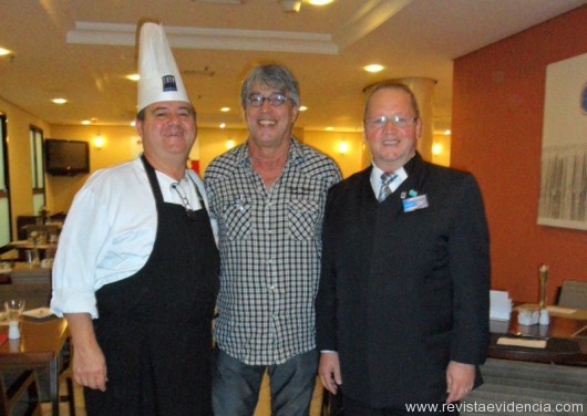 Cantor e compositor de MPB se hospeda no TRYP Higienópolis Chef Frasson responsável pelo restaurante Giallo, o cantor Ivan Lins e Lupércio Moises, assistente de A&B do TRYP Higienópolis