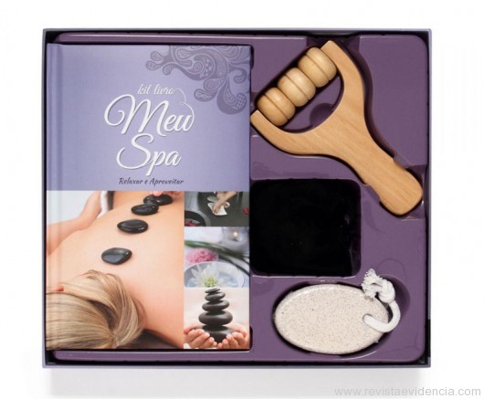 KIT LIVRO MEU SPA Este é o kit perfeito para sua mãe deixar um pouco de lado o ritmo agitado do dia a dia e fazer uma pausa para um descanso e reencontrar o equilíbrio. O livro vem com diversas dicas para ajudar a mamãe a cuidar do corpo e da mente. O kit contém: 1 livro, 1 rolo massageador, 1 pedra-pome e 3 pedras escuras. A escolha certa para presentear a mamãe Zen.