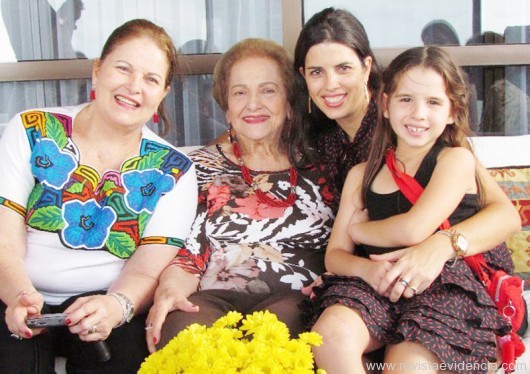 A escritora e matriarca Lysette Lyra ladeada pela filha, (e) Leda Lyra Maranhão, (d) a neta, Andrea Maranhão e a bisneta, a pequena Lara 