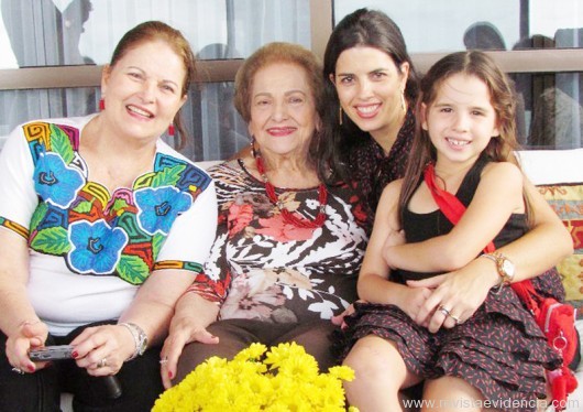 Especial Dia das Mães A escritora e matriarca Lysette Lyra ladeada pela filha, (e) Leda Lyra Maranhão, (d) a neta, Andrea Maranhão e a bisneta, a pequena Lara
