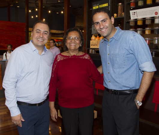 Presidente da Apala, Rosenita Fernandes, com os sócios regional e local do Outback, Paulo Meneses e Marcelo Xavier, respectivamente, comemoram resultado de noite beneficente promovida por rede de restaurantes e que doou para instituição mais de R$ 22 mil. 