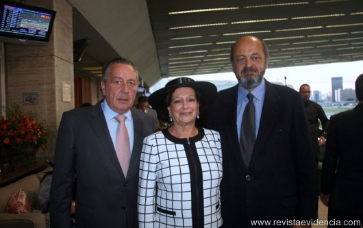 Na tribuna de honra  Vice Presidente do Grupo Bandeirantes de Comunicação, Paulo Saad com o casal, o presidente do Jockey, Eduardo da Rocha Azevedo e a esposa  Márcia 