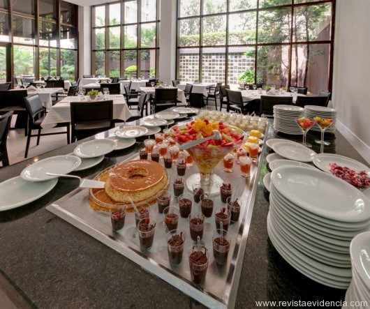 TRYP Itaim em São Paulo oferece suítes com cromoterapia TRYP Itaim Restaurante