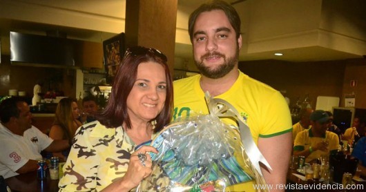 Esta jornalista recebe uma cesta com produtos Hikare, de Tiago Goes, supervisor Região Nordeste da Hikare