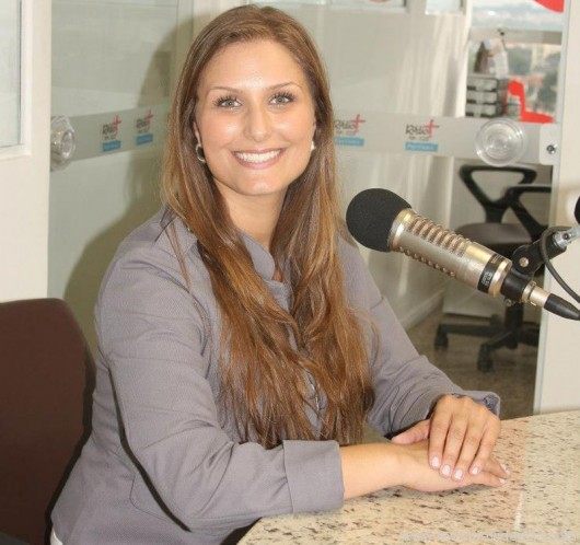 Conheça o programa Manhã Maior, apresentado pela radialista Carol Chab Carol Chab