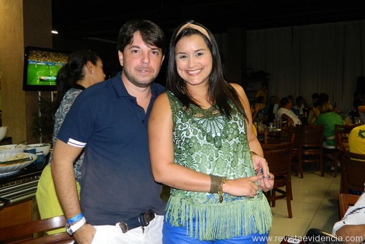Muita energia na Arena Palato nos jogos do Brasil no mundial A jornalista Elaine Rafaela - Rafafá e seu marido, Ricardo