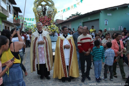 Procissão de Santo Antônio reúne centenas de fiéis em Maragogi Procissão