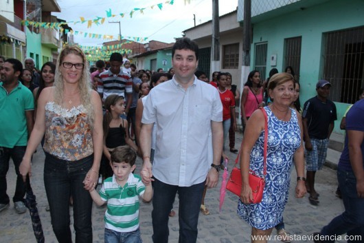 Procissão de Santo Antônio reúne centenas de fiéis em Maragogi Prefeito Henrique Madeira, a primeira dama Janine e sei filho