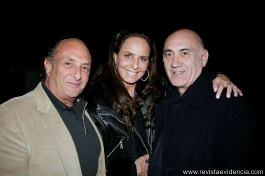 O casal Ernesto Chamma e a esposa, coreógrafa, Fernanda Chamma com o diretor de teatro José Possi Neto